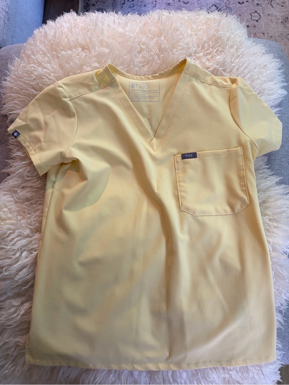 FIGS Catarina Scrub Top - Picture 2 of 3